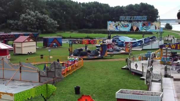 Empty Overcast British Amusement Park Aerial View Deserted Funfair Rides — Stock Video