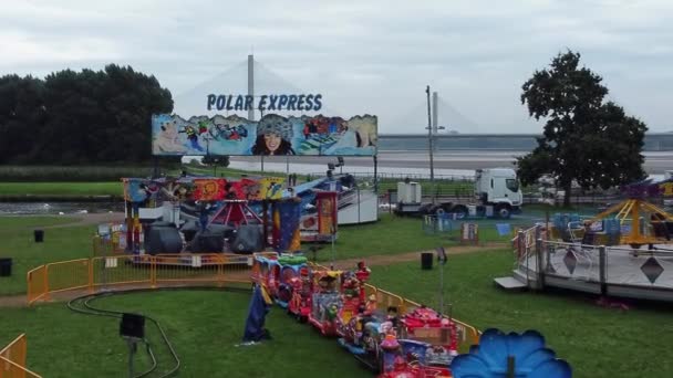 Lege Bewolkte Britse Pretpark Luchtfoto Verlaten Kermis Attracties Lage Hoek — Stockvideo