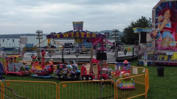 Lege Bewolkte Britse Pretpark Luchtfoto Verlaten Kermis Rijdt Lage Dolly — Stockvideo