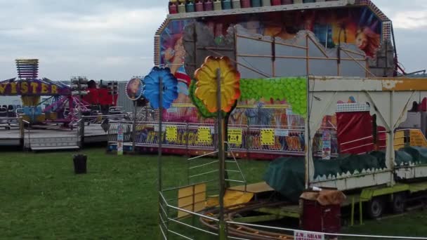 Vide Couvert British Amusement Park Vue Aérienne Désert Funfair Rides — Video