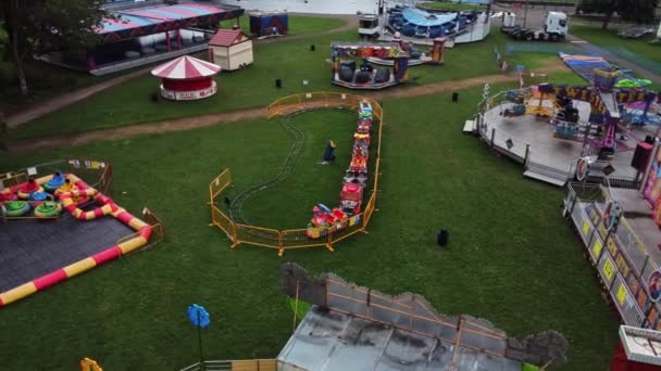 Vide Couvert British Amusement Park Vue Aérienne Déserte Funfair Rides — Video
