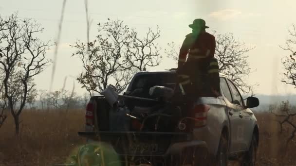 Brandweerman Zit Een Vrachtwagen Wachten Naar Frontlinie Van Een Bosbrand — Stockvideo