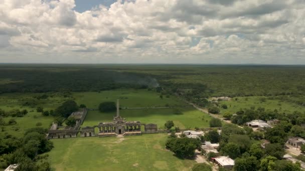 Rotationsblick Auf Den Dschungel Von Yucatan Und Verlassene Hacienda — Stockvideo