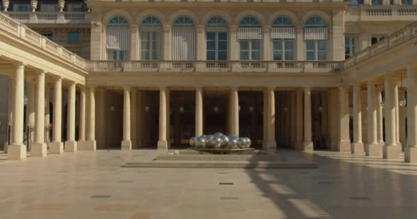 Üres domén a Palais Royal szökőkútjával Párizsban, Franciaországban a COVID-19 világjárvány idején. - Döntsd fel!