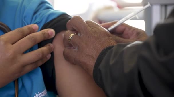 Detailní Záběr Ruce Africké Zdravotní Sestry Podávající Očkování Klinice Podpaží — Stock video