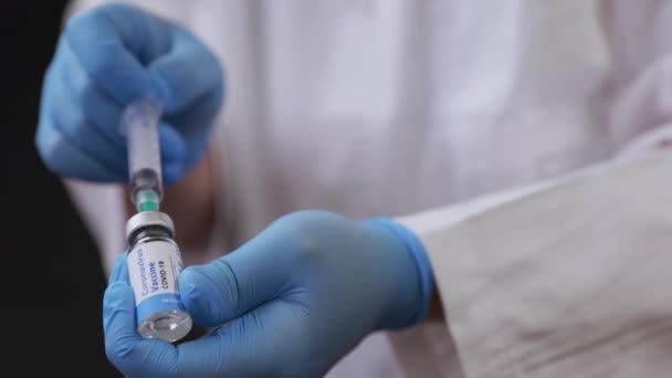 Médecin Prenant Une Dose Vaccin Covid Flacon Avec Seringue — Video
