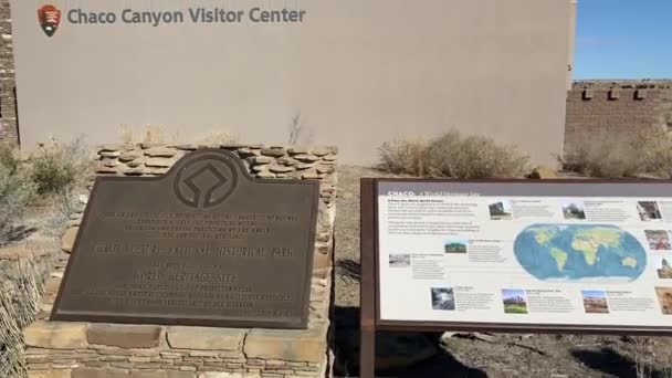 Chaco Canyon Látogatóközpont Emberek Előtt Épület Mexikó Usa Panoráma — Stock videók