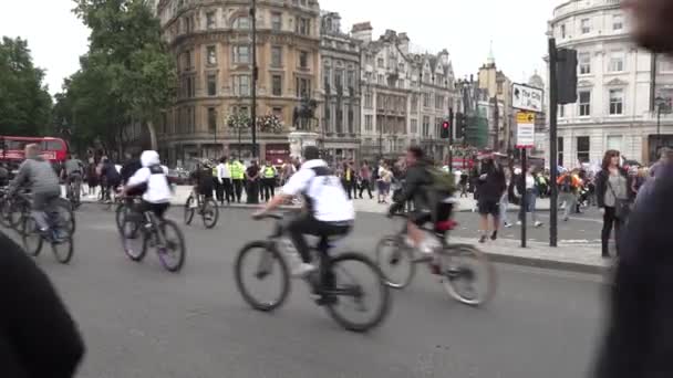 Nastolatki Jeżdżą Rowerach Robią Sztuczki Przejeżdżając Obok Trafalgar Square Londynie — Wideo stockowe