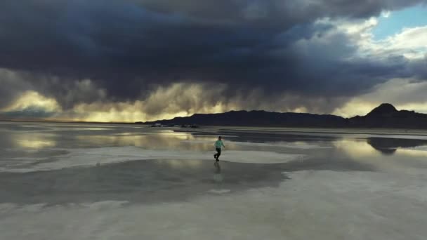 Dynamisk Antenn Bild Man Kör Bonneville Salt Flats Med Dramatisk — Stockvideo