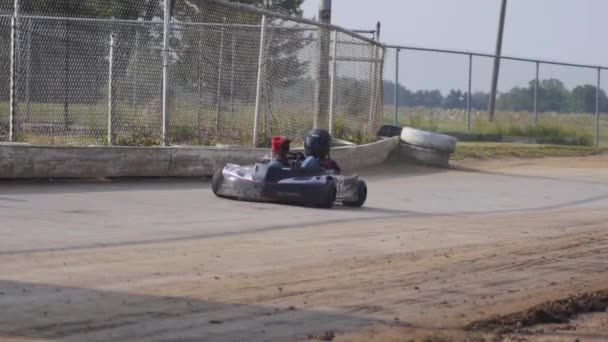 Kart Rennen Auf Der Rennstrecke Schnell Fahrende Karts Und Junge — Stockvideo