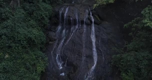 Vista Refrescante Del Agua Salpicando Sobre Colinas Rocosas Con Plantas — Vídeo de stock