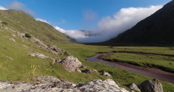 Mlha Valí Horském Údolí Pyrenejích Během Letního Západu Slunce — Stock video