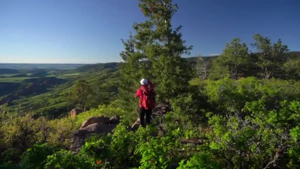 Fotograf Krajobrazowy Plecakiem Zdjęcia Wspaniałego Parku Stanowego Roxborough Kolorado Usa — Wideo stockowe