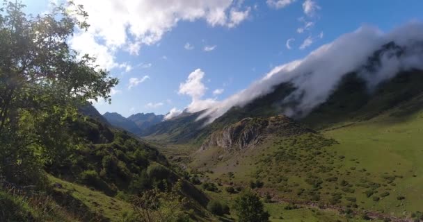Waterval Van Wolken Spaanse Pyreneeën Huesca Vallei Aguastuertas Hecho Zomer — Stockvideo