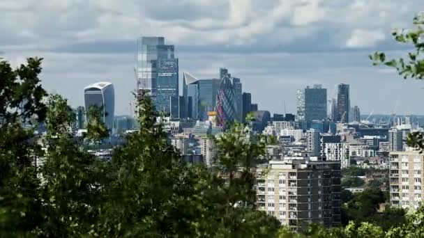 Londra Şehri Nin Zaman Hızı Ağaçlar Arasındaki Skyline Bakış Açısından — Stok video