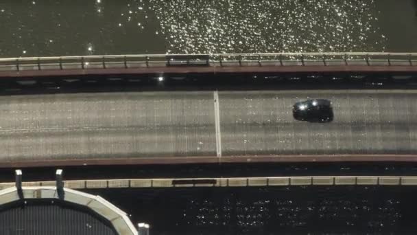 Top View Dark Car Moving Old Bridge Boven Chicago Canal — Stockvideo