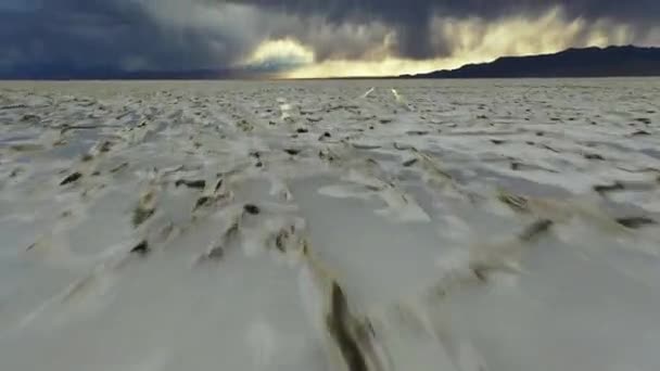 Dynamic Low Flying Salt Flats Bonneville Utah Abd Dramatik Stormy — Stok video