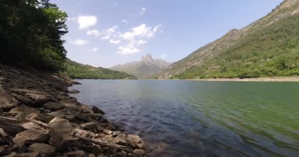 Huesca Pyrenees美丽的风景 夏夜清澈的湖面映照群山 — 图库视频影像