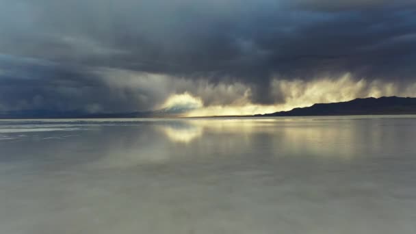 Bonneville Salt Flats Γιούτα Ηπα Πετώντας Χαμηλά Πάνω Από Ρηχά — Αρχείο Βίντεο