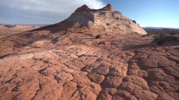 宇宙烟灰缸攀登犹他州的小径 炎热艳阳天的干枯无水景观及砂岩岩层 — 图库视频影像
