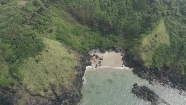 Golven Spetteren Tolivia Beach Zuid Goa India Luchtdrone Kantel Naar — Stockvideo