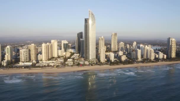 Fale Myjące Się Plaży Surfers Paradise Nowoczesny Skyline Zakład Lotniczy — Wideo stockowe