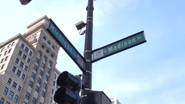 Michigan Avenue Och Madison Street Skyltar Och Centrala Chicago Byggnader — Stockvideo