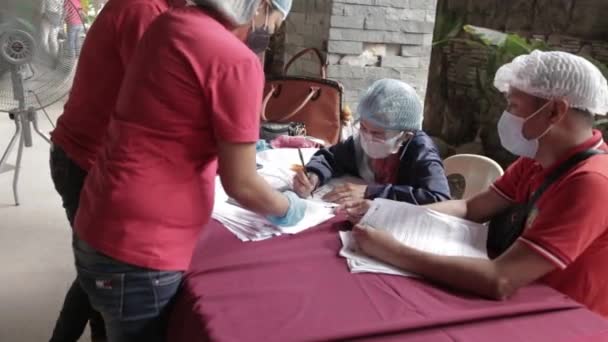 フィリピンのバコロッド市にある予防接種現場の政府職員ボランティア クローズアップショット — ストック動画