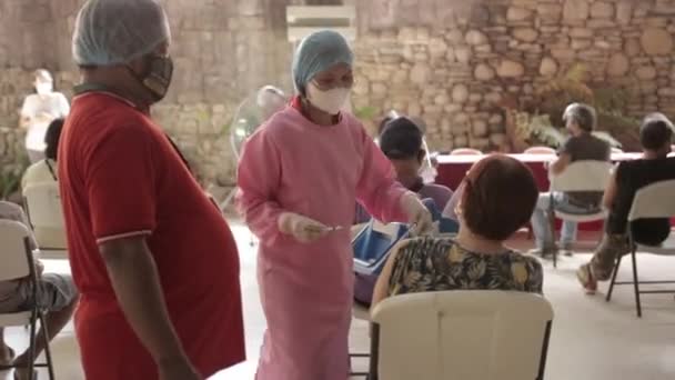 Health Worker Personal Protective Equipment Injecting Corona Virus Vaccine Bacolod — Video Stock