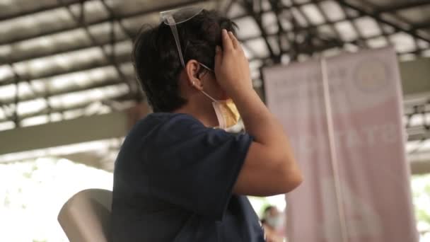 Donna Del Medioevo Con Maschera Facciale Scudo Facciale Seduta Strofinarsi — Video Stock