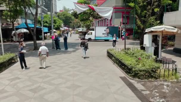 Aerial Dolly Low Angle Public Square Drama Series Marketing Truck — Stock Video