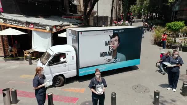 Ângulo Largo Aéreo Dolly Fora Estabelecendo Tiro Pessoas Praça Pública — Vídeo de Stock