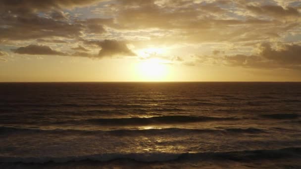 Feuer Sonnenuntergang Über Wellen Waschen Auf Surfers Paradise Beach Gold — Stockvideo