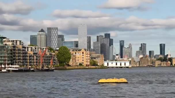 Timelapse City View Londyńskiego Canary Wharf Wzdłuż Tamizy Pięknym Tle — Wideo stockowe