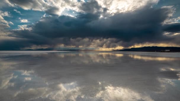 Bonneville Salt Flat Utah Usa Hareketli Bulutların Ayna Yansımasının Zaman — Stok video