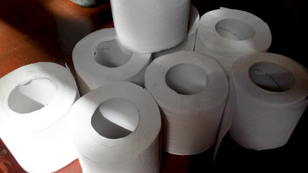 Une Pile Papier Toilette Blanc Roule Dans Une Toilette Extérieure — Video