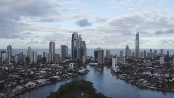 Rio Nerang Surfers Paraíso Skyline Contra Oceano Céu Estabelecendo Tiro — Vídeo de Stock