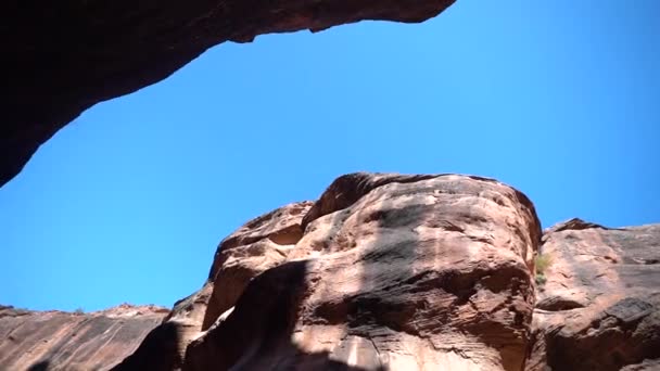 Χαμηλή Γωνία Άποψη Του Κόκκινου Ψαμμίτη Cliffs Στο Στενό Φαράγγι — Αρχείο Βίντεο