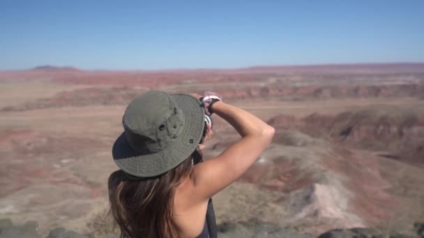 バックカメラで女性の風景写真家の撮影バレン砂漠の風景のペトリファイドフォレスト国立公園 アリゾナ州 クローズアップ フルフレーム スローモーション — ストック動画