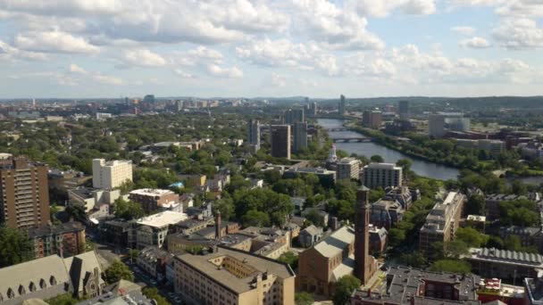 Antenne Links Über Cambridge Massachusetts Mit Der Boston Skyline Hintergrund — Stockvideo