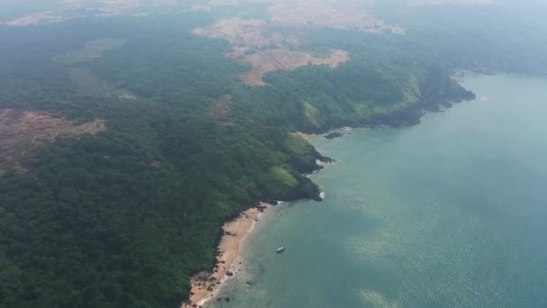 Vista Aérea Playa Xandrem Con Montañas Costeras Verdes Loliem Goa — Vídeos de Stock