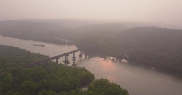 Güney Goa Hindistan Sunrise Talpona Nehri Üzerindeki Tren Yolu Köprüsü — Stok video