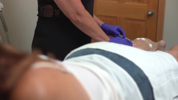 Médecin Féminin Injectant Médecine Dans Les Vaisseaux Procédure Sclérothérapie Gros — Video