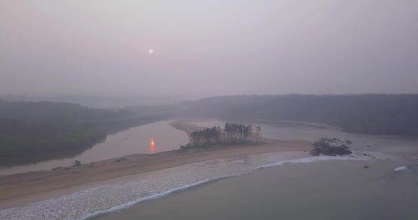 インドのゴアで霧の日の出にGalgigaga川とGalgigagaビーチの海岸で洗っている海の波 — ストック動画