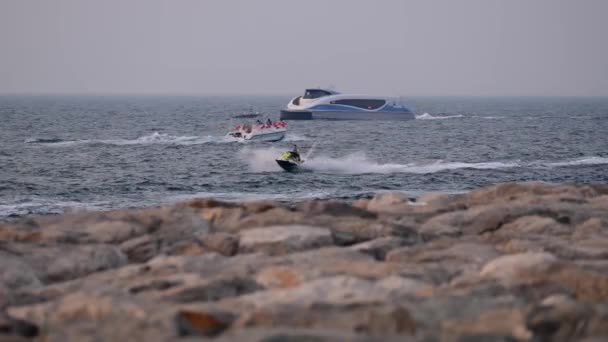 迪拜水上出租车正沿着Plam Jumeriah驶向迪拜的Jumeirah海滨住宅 迪拜水上巴士 水上渡船 4K图象 — 图库视频影像