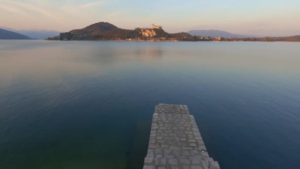 Ruhige Einspielung Eines Betonstegs Lago Maggiore Italien Hintergrund Schloss Angera — Stockvideo