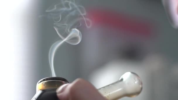 Σωλήνας Κάνναβης Καπνίσματος Close — Αρχείο Βίντεο