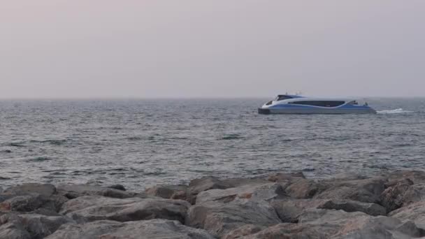 Dubai Water Taxi Segelt Auf Der Plam Jumeriah Richtung Jumeirah — Stockvideo