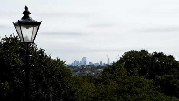 英国のロンドン市内を移動する雲のアレクサンドラ宮殿からの眺め 時間の経過 — ストック動画