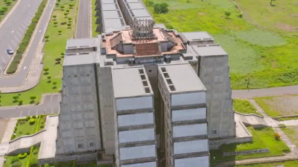 Faro Colon Museum Estructura Rodeada Campos Hierba Verde Santo Domingo — Vídeo de stock